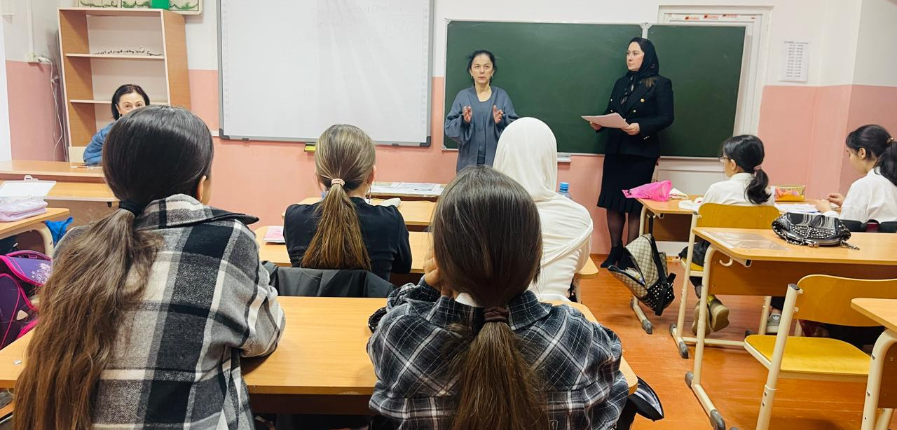 В Сергокалинском районе школьники от представителей Комплексного центра узнали о безопасном поведении при столкновении с проявлениями буллинга и кибербуллинга